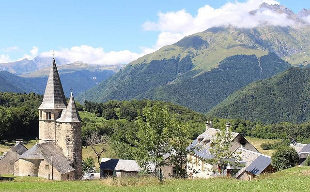 Lancon-village-pyros-pyrenees-bear