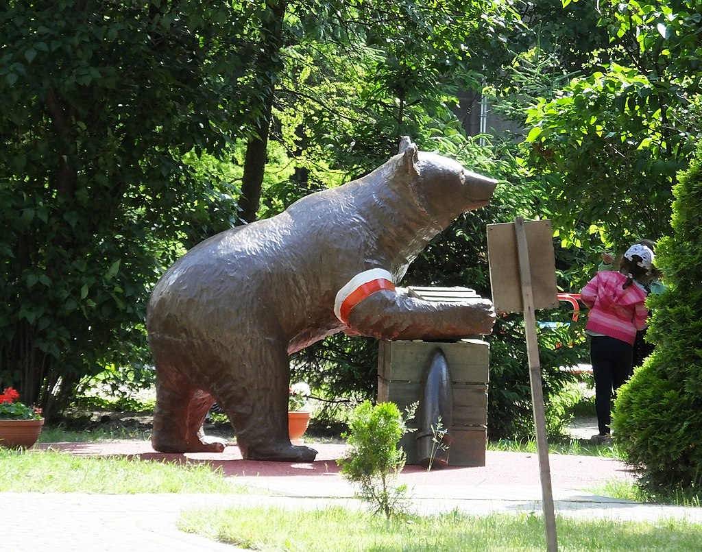 wojtek war bear poland statue